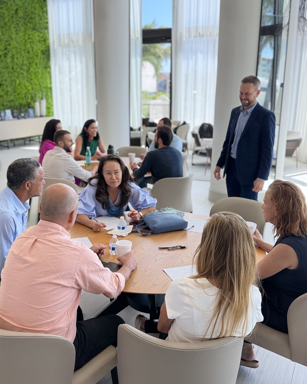 Participantes em mesa de trabalho na imersão
